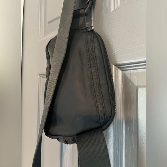 Lululemon everywhere belt bag 1L black - Picture 3 of 10
